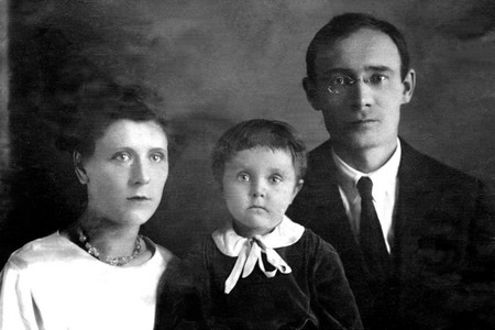 Наташа Игнатьева с родителями. Харбин. 1932